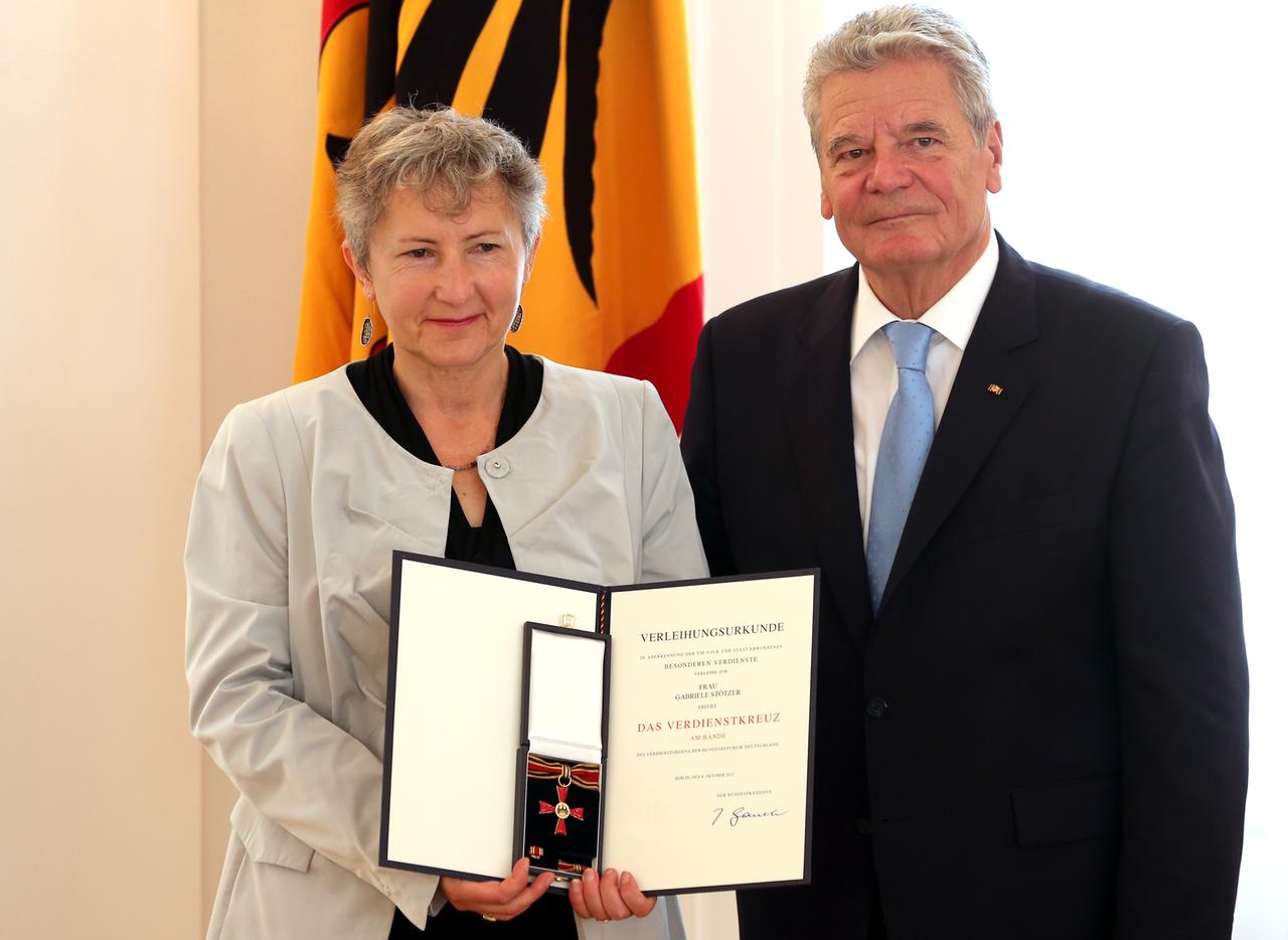 Bundespräsident Joachim Gauck zeichnet am 04.10.2013 im Schloss Bellevue in Berlin Gabriele Stötzer aus Erfurt, die sich schweren Repressalien als Schriftstellerin in der DDR ausgesetzt sah, mit dem Verdienstkreuz der Bundesrepublik Deutschland aus. Bundespräsident Joachim Gauck zeichnet am 04.10.2013 im Schloss Bellevue in Berlin Gabriele Stötzer aus Erfurt, die sich schweren Repressalien als Schriftstellerin in der DDR ausgesetzt sah, mit dem Verdienstkreuz der Bundesrepublik Deutschland aus.
