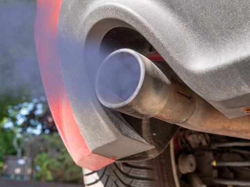 Auspuff mit Dieselabgasen, Symbolfoto. Die EU berät über ein Verbot von Verbrennungsmotoren ab 2035