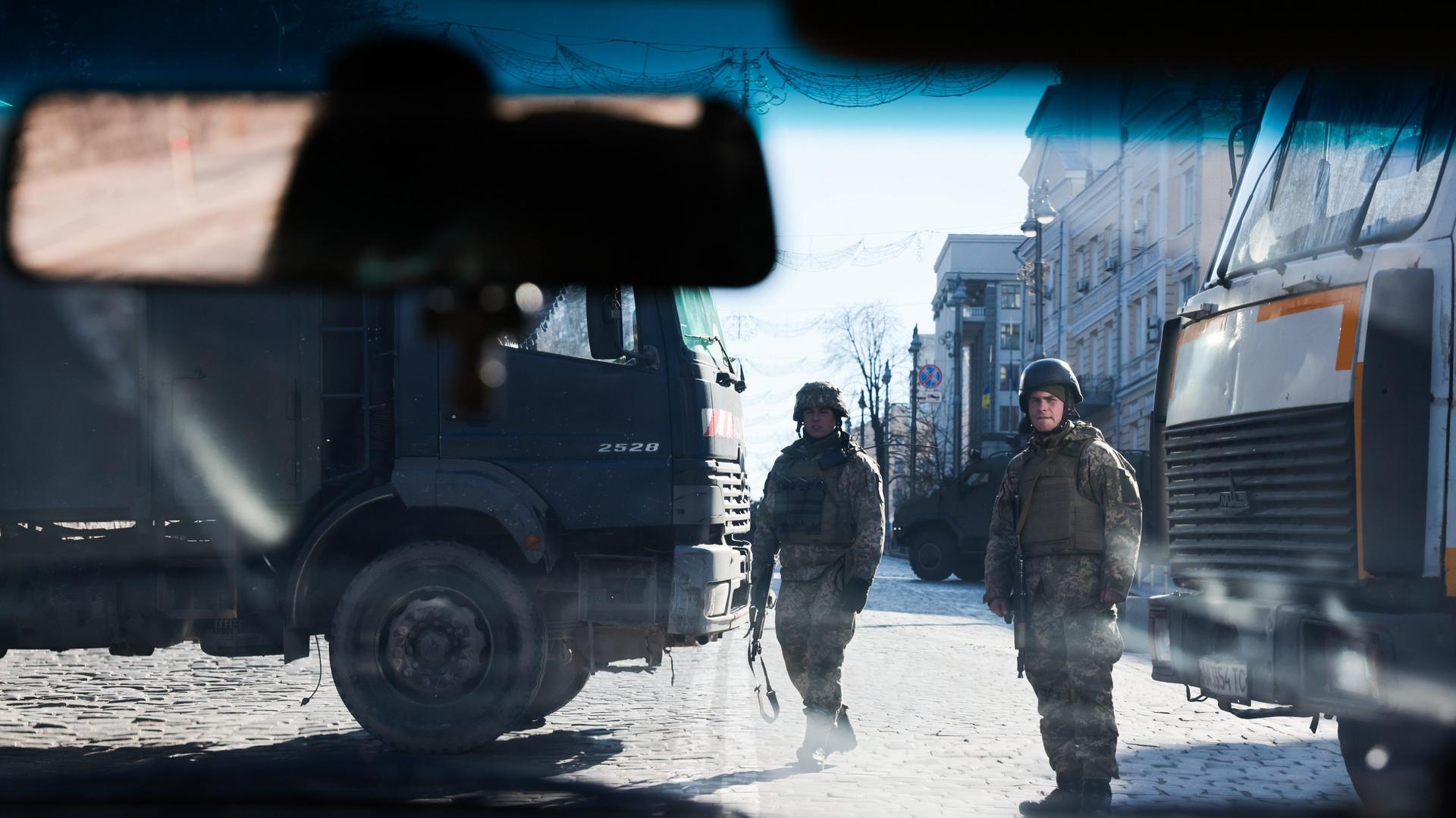 Ukrainische Soldaten stehen an einem Kontrollpunkt in der Hauptstadt Kiew. Ukrainische Soldaten stehen an einem Kontrollpunkt in der Hauptstadt Kiew.