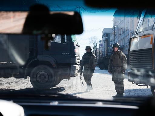 Ukrainische Soldaten stehen an einem Kontrollpunkt in der Hauptstadt Kiew. Ukrainische Soldaten stehen an einem Kontrollpunkt in der Hauptstadt Kiew.
