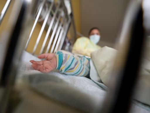 Ein am Respiratorischen Synzytial-Virus (RS-Virus oder RSV) erkrankter Patient liegt auf einer Kinderstation des Olgahospitals des Klinkums Stuttgart in einem Krankenbett.