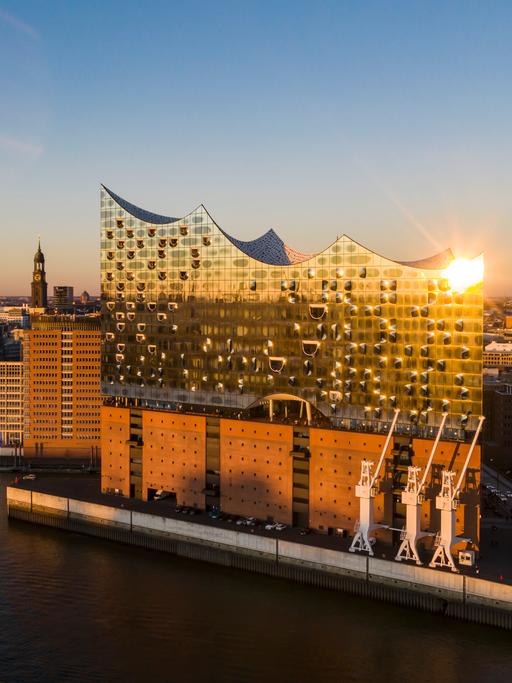 Die Elbphilharmonie in Hamburg glitzert 2021 im Abendlicht.