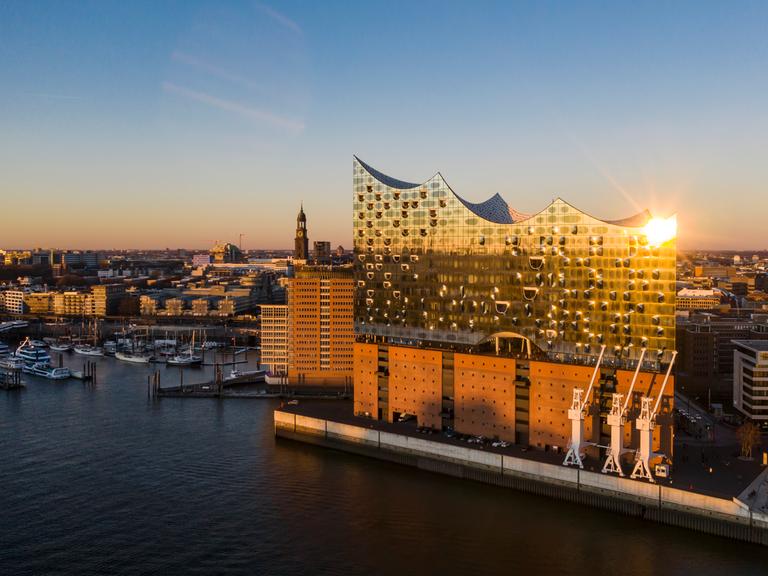 Die Elbphilharmonie in Hamburg glitzert 2021 im Abendlicht.