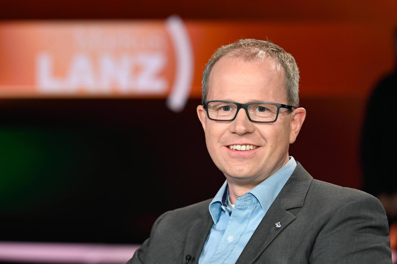 Der Immunologe Carsten Watzl sitzt in einem Fernsehstudio und lächelt in die Kamera. Der Immunologe Carsten Watzl sitzt in einem Fernsehstudio und lächelt in die Kamera.