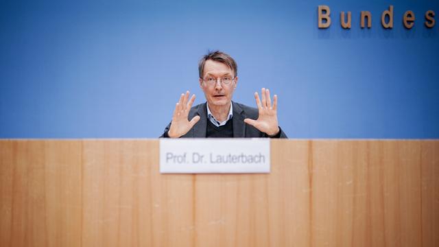 Berlin: Karl Lauterbach (SPD), Bundesminister für Gesundheit, stellt die Reformvorschläge für die Krankenhausversorgung vor.