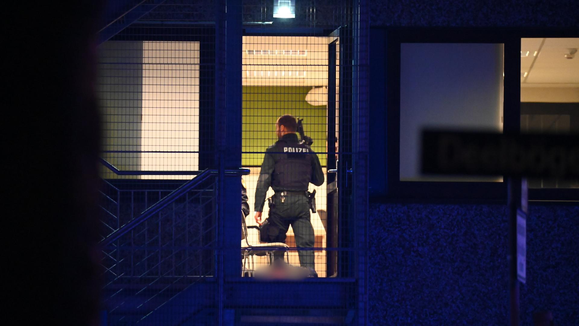 Ein Polizist ist in Hamburg im Einsatz und hält eine Waffe.