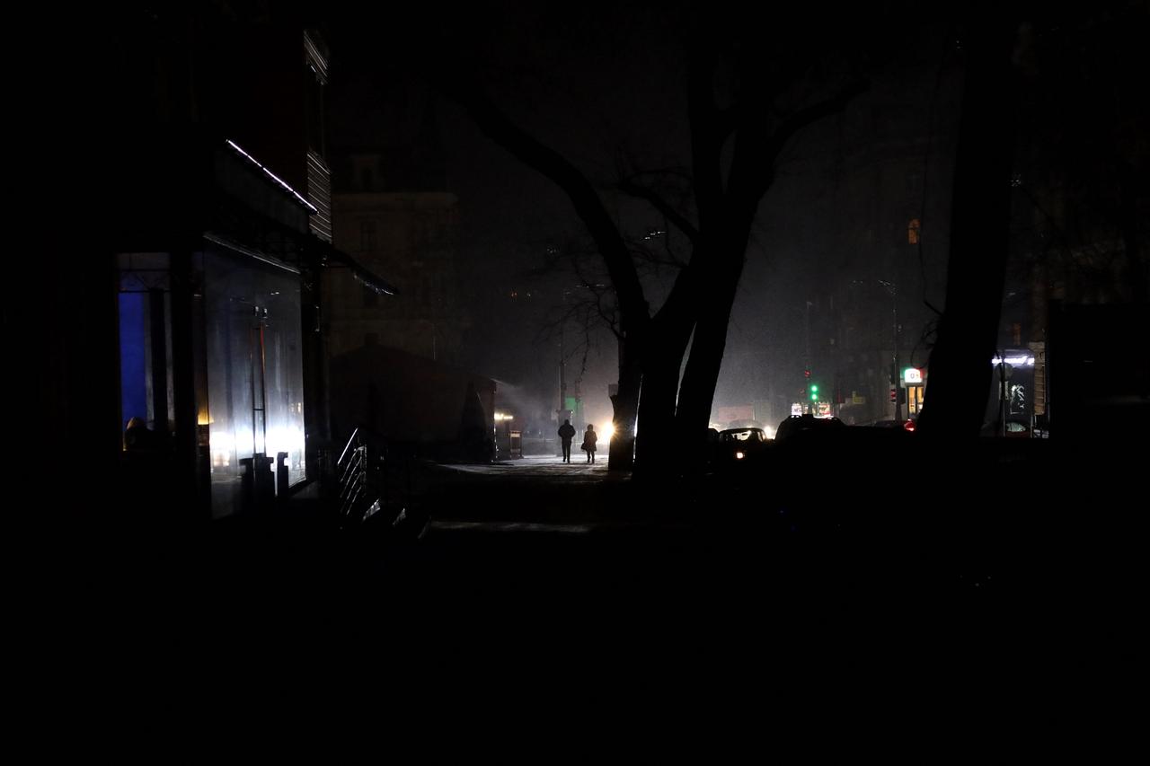 Menschen spazieren während eines Stromausfalls am 28. Januar 2023 durch Odessa.