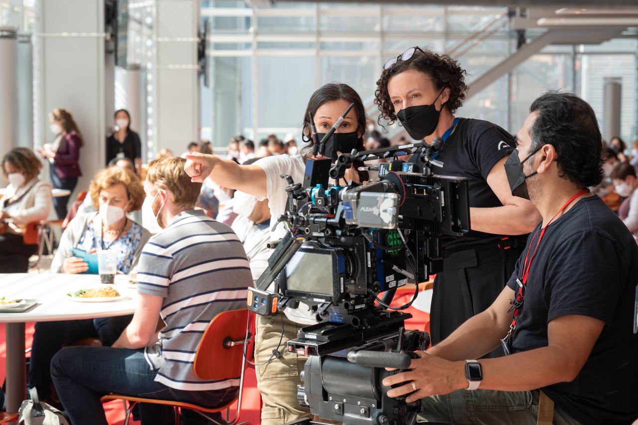 Kamerafrau Natasha Braier und Regisseurin Maria Schrader am Set von She Said. Kamerafrau Natasha Braier und Regisseurin Maria Schrader am Set von She Said.