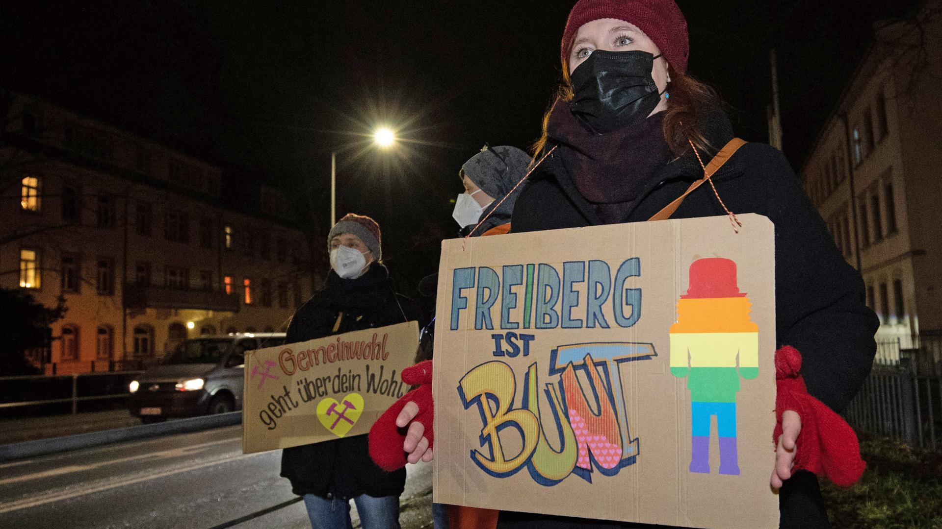 Eine Frau steht mit einem Schild in der Hand mit dem Text "Freiberg ist bunt" Eine Frau steht mit einem Schild in der Hand mit dem Text "Freiberg ist bunt"