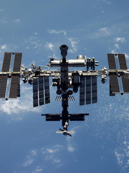 Die ISS im Orbit um die Erde. Nach dem Abdocken von der ISS am 30. März 2022 fotografierte die Besatzung von Sojus MS-19 das russische Segment und die ISS. Derzeit besteht das russische Segment der ISS aus sechs Modulen: Zarya (auch bekannt als Functional Cargo Block, gestartet 1998), Zvezda (ein Servicemodul, gestartet 2000), Mini-Forschungsmodule Poisk (2009) und Rassvet (2010). , das Forschungsmodul Nauka (2021) und das Knotenmodul Prichal (2021). Roskosmos-Pressestelle/TASS
