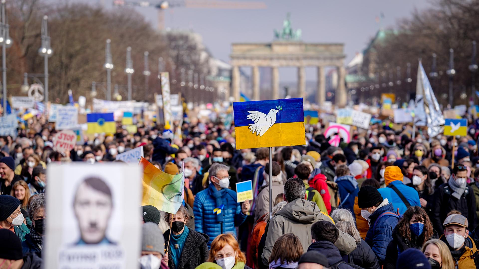 Proteste vor dem Brandenburger Tor in Berlin gegen den Krieg in der Ukraine