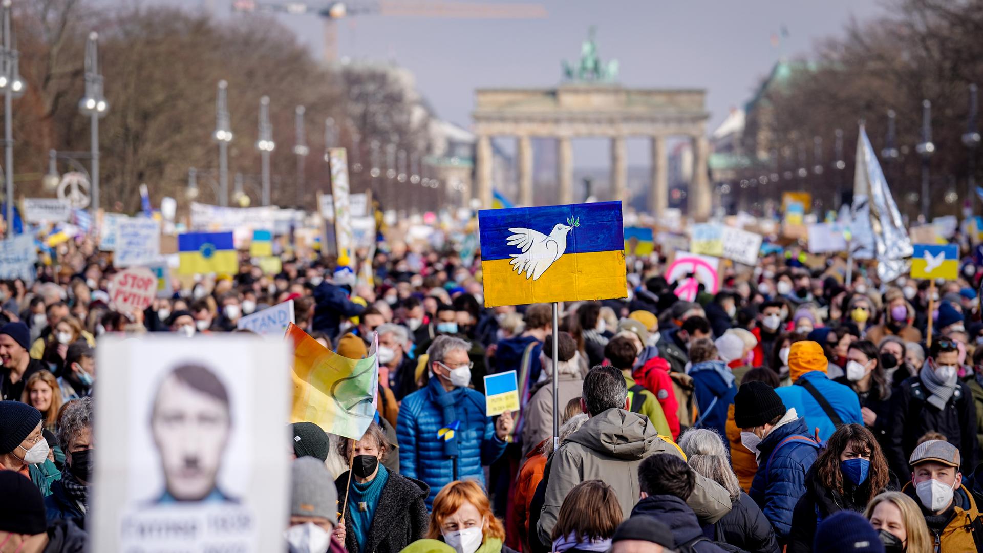 Proteste vor dem Brandenburger Tor in Berlin gegen den Krieg in der Ukraine Proteste vor dem Brandenburger Tor in Berlin gegen den Krieg in der Ukraine