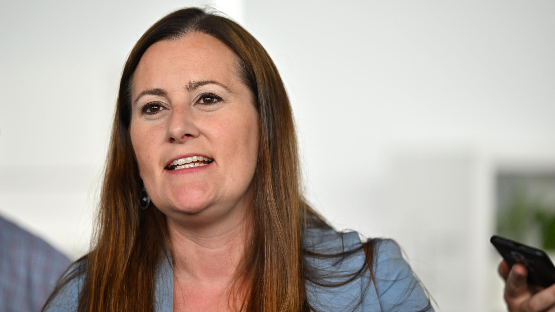 Janine Wissler (Die Linke), Parteivorsitzende, gibt ein Statement vor Beginn des Bundesparteitag der Messe Erfurt. Nach dem Rücktritt der Co-Vorsitzenden wird die gesamte Parteispitze neu gewählt. Janine Wissler (Die Linke), Parteivorsitzende, gibt ein Statement vor Beginn des Bundesparteitag der Messe Erfurt. Nach dem Rücktritt der Co-Vorsitzenden wird die gesamte Parteispitze neu gewählt.