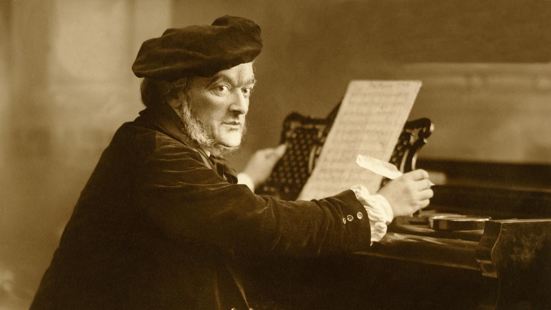 Wilhelm Richard Wagner am Klavier mit Schreibfeder ca. 1875. Wilhelm Richard Wagner am Klavier mit Schreibfeder ca. 1875.