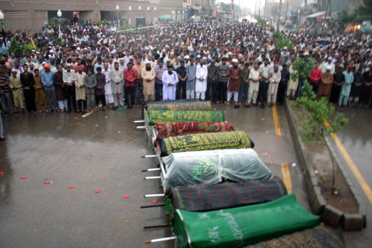 Bestattungszeremonie für die Opfer des Großbrands in der Textilfabrik