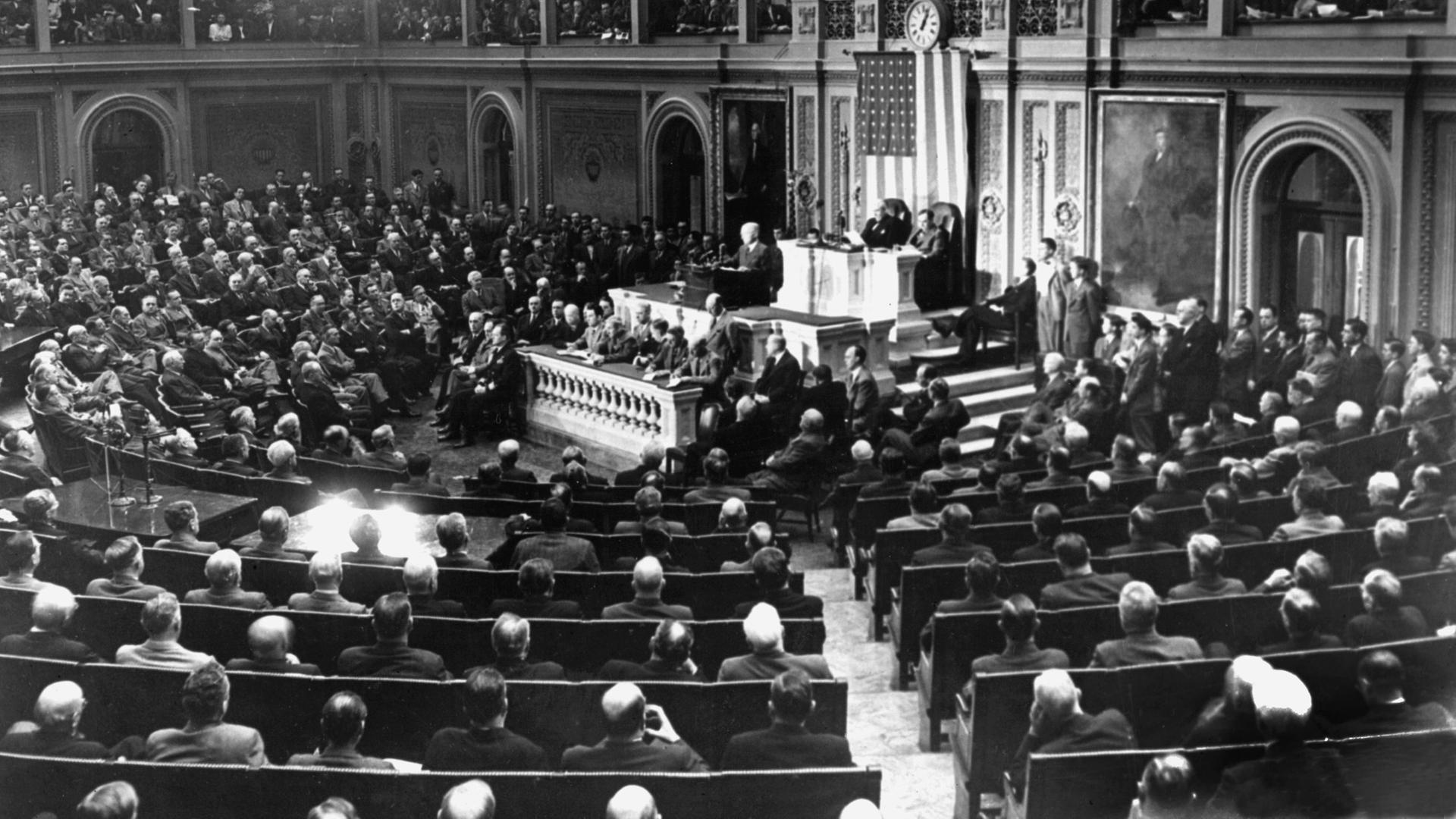 Der US-amerikanische Präsident Harry S. Truman hält am 12. März 1947 eine Rede vor dem bis hoch in die Tribünen restlos besetzen Kongress. Der US-amerikanische Präsident Harry S. Truman hält am 12. März 1947 eine Rede vor dem bis hoch in die Tribünen restlos besetzen Kongress.