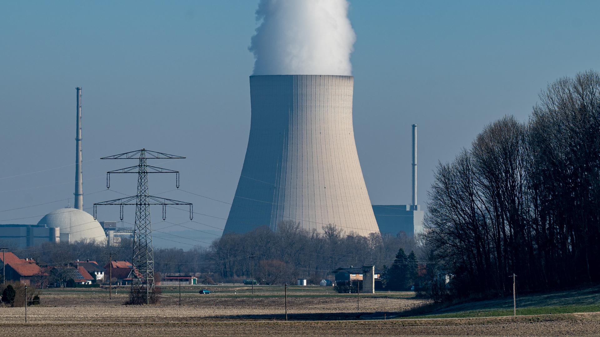 Aus dem Kühlturm des Atomkraftwerk Isar 2 steigt Wasserdampf auf. Aus dem Kühlturm des Atomkraftwerk Isar 2 steigt Wasserdampf auf.