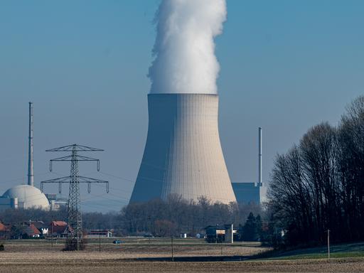 Aus dem Kühlturm des Atomkraftwerk Isar 2 steigt Wasserdampf auf.