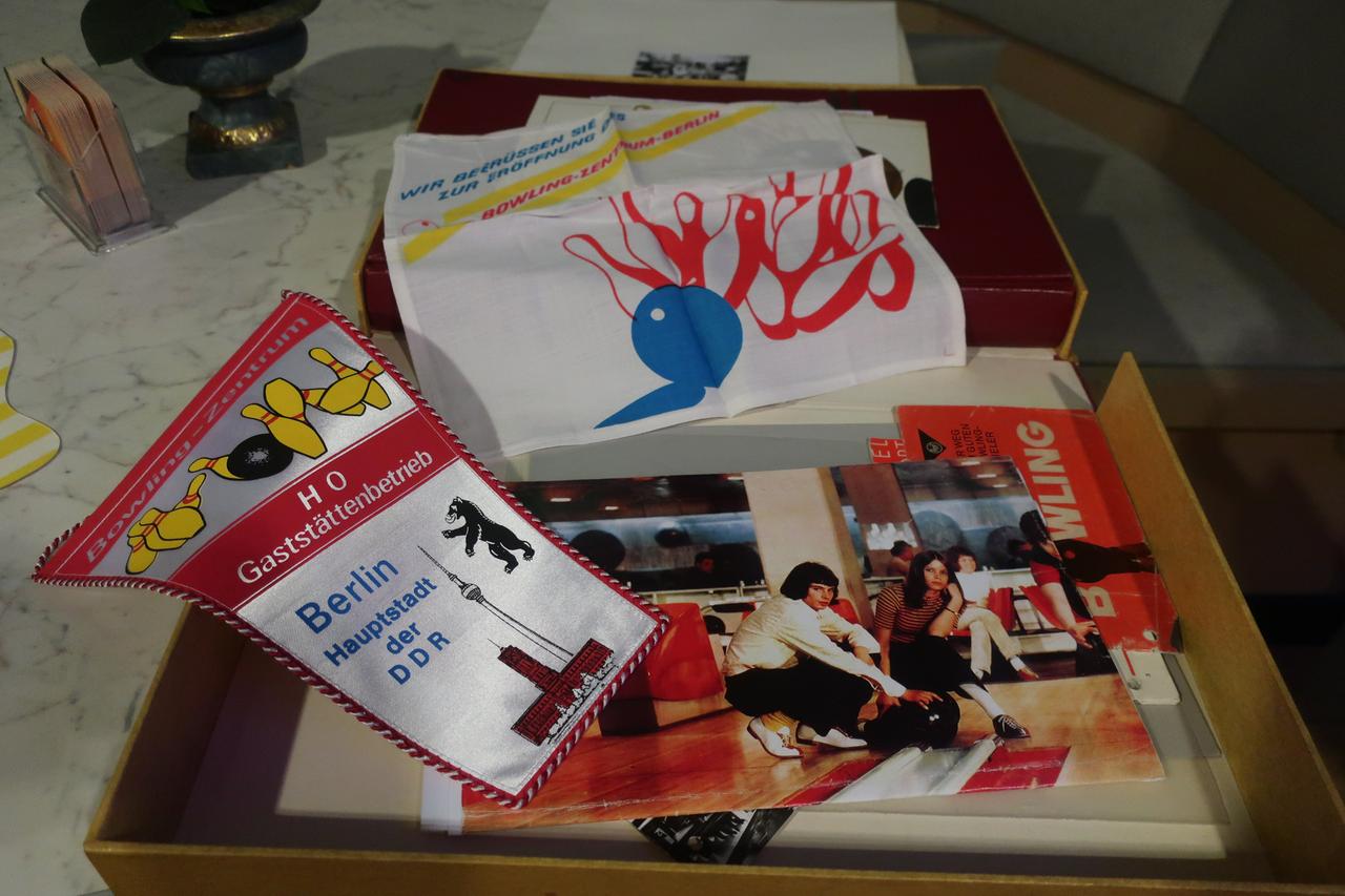 Ein Wimpel mit der Aufschrift "Bowlingzentrum, HO Gaststättenbetrieb, Berlin, Hauptstadt der DDR". Ein Wimpel mit der Aufschrift "Bowlingzentrum, HO Gaststättenbetrieb, Berlin, Hauptstadt der DDR".