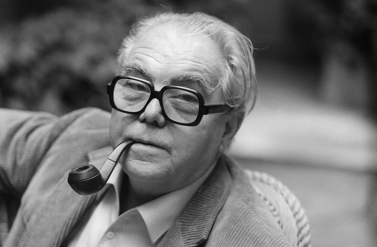 Porträt von Max Frisch in schwarz-weiß. Er hat eine Tabakpfeiffe im Mund und trägt eine Brille mit dickem, dunklen Rand. Er hat ein helles Hemd an und trägt eine helle Cordjacke. Porträt von Max Frisch in schwarz-weiß. Er hat eine Tabakpfeiffe im Mund und trägt eine Brille mit dickem, dunklen Rand. Er hat ein helles Hemd an und trägt eine helle Cordjacke.