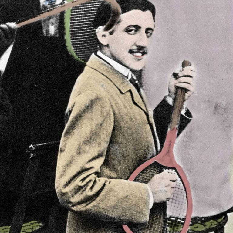 Marcel Proust, französischer Schriftsteller, spielt auf einem Tennisschläger Gitarre (Tennisplatz Boulevard Bineau in Paris, 1892). Marcel Proust, französischer Schriftsteller, spielt auf einem Tennisschläger Gitarre (Tennisplatz Boulevard Bineau in Paris, 1892).