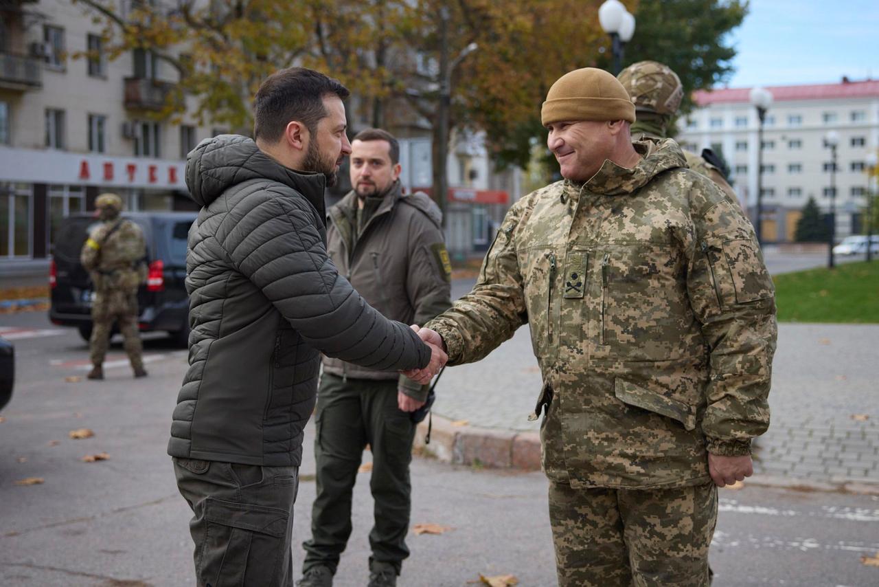 Ukraine, Cherson: Wolodymyr Selenskyj (l), Präsident der Ukraine, besucht Cherson. Unter dem Druck erfolgreicher ukrainischer Gegenoffensiven war die russische Armee am Freitag, 11.11.22, komplett vom rechten Ufer des Flusses Dnipro abgezogen. Ukraine, Cherson: Wolodymyr Selenskyj (l), Präsident der Ukraine, besucht Cherson. Unter dem Druck erfolgreicher ukrainischer Gegenoffensiven war die russische Armee am Freitag, 11.11.22, komplett vom rechten Ufer des Flusses Dnipro abgezogen.