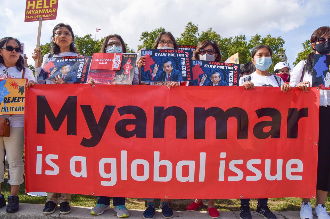 „Myanmar ist ein weltweites Thema“, steht auf einem Plakat während einer Demonstration im September in London. „Myanmar ist ein weltweites Thema“, steht auf einem Plakat während einer Demonstration im September in London.