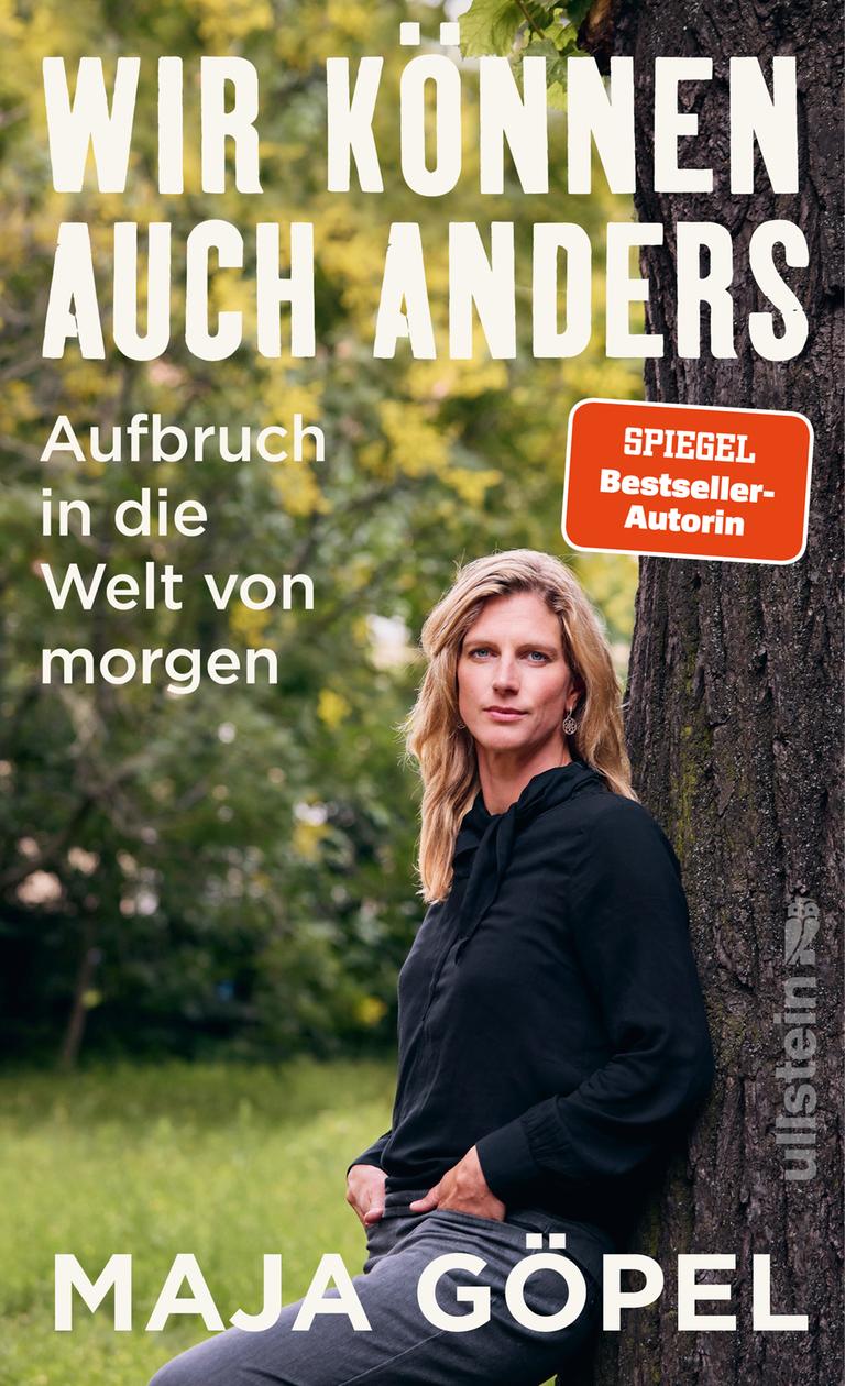 Auf dem Cover steht die Autorin Maja Göpel an einen Baum gelehnt und blickt in die Kamera. Daneben Buchtitel und Autorinname. Auf dem Cover steht die Autorin Maja Göpel an einen Baum gelehnt und blickt in die Kamera. Daneben Buchtitel und Autorinname.