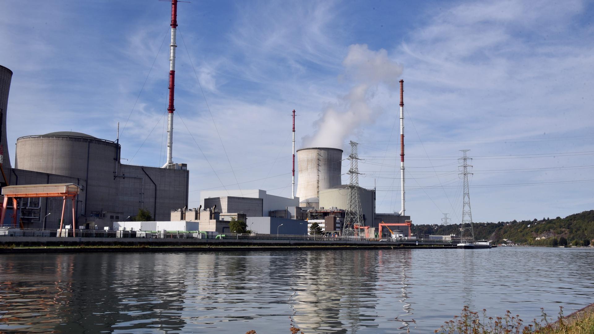 Das Kernkraftwerk Tihange bei Huy in der Wallonischen Region von Belgien Das Kernkraftwerk Tihange bei Huy in der Wallonischen Region von Belgien