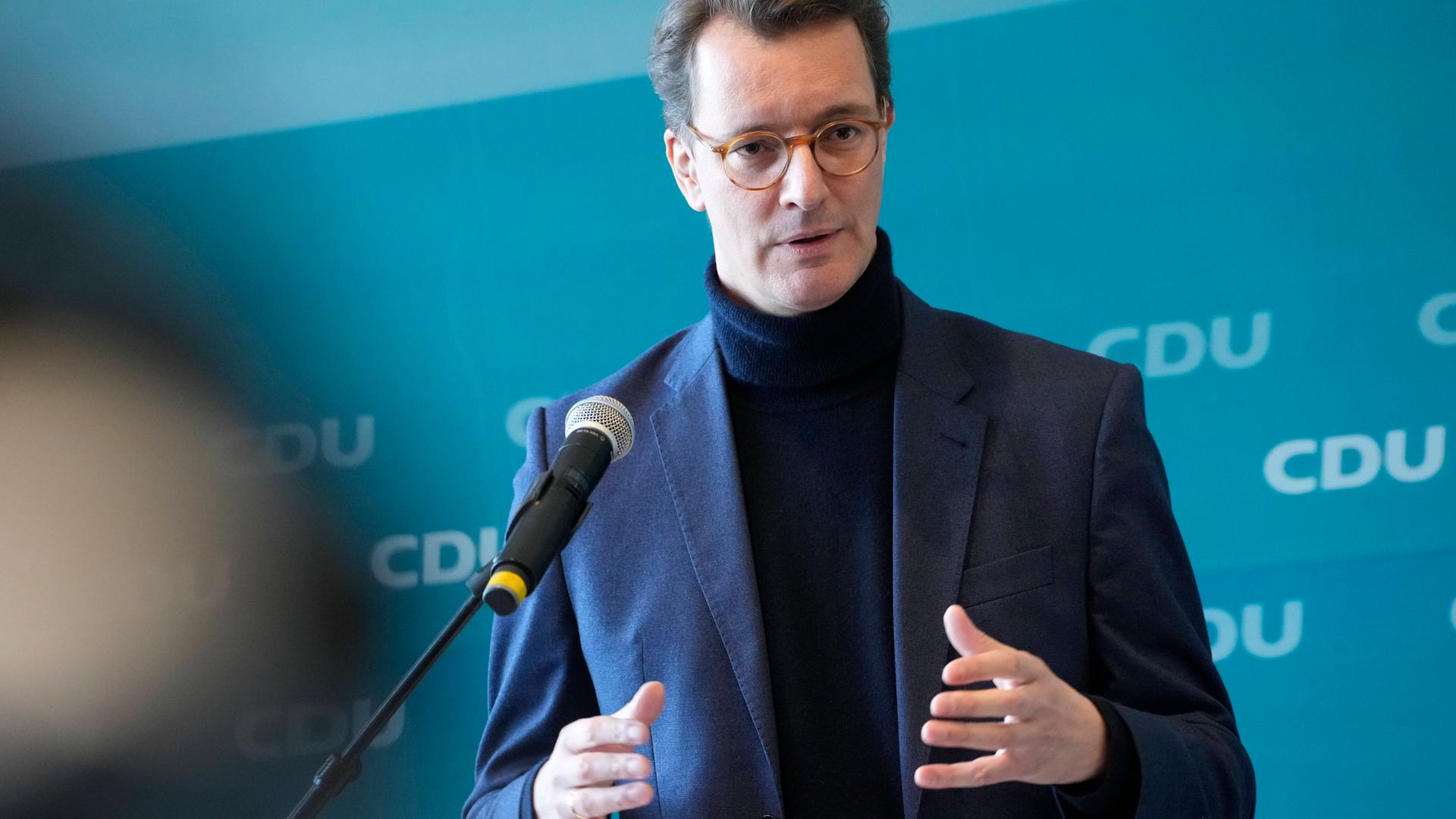 Hendrik Wüst gibt ein Pressestatement. Hendrik Wüst gibt ein Pressestatement.