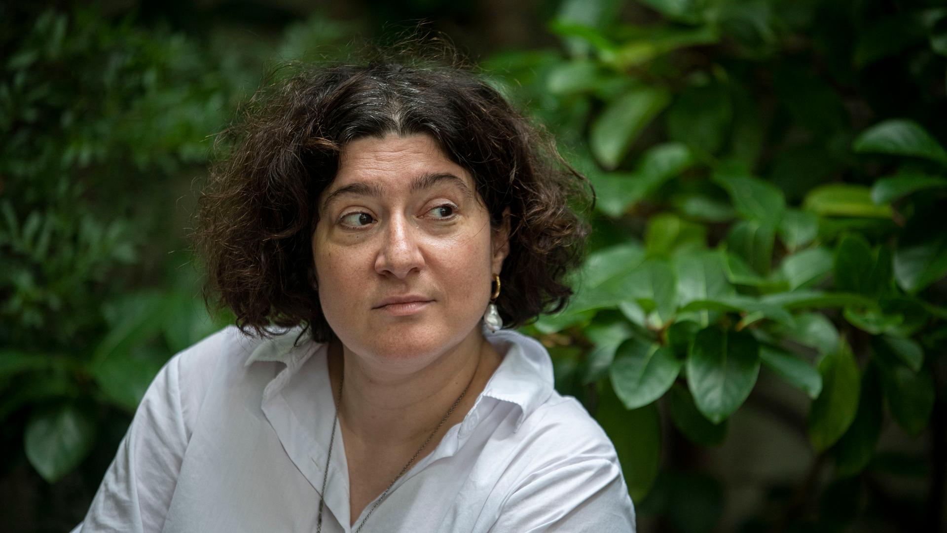 Die russische Schriftstellerin Maria Stepanova sitzt vor einem Baum. Die russische Schriftstellerin Maria Stepanova sitzt vor einem Baum.