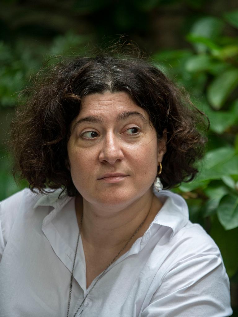 Die russische Lyrikerin Maria Stepanova mit weißem Hemd vor grünem Hintergrund.