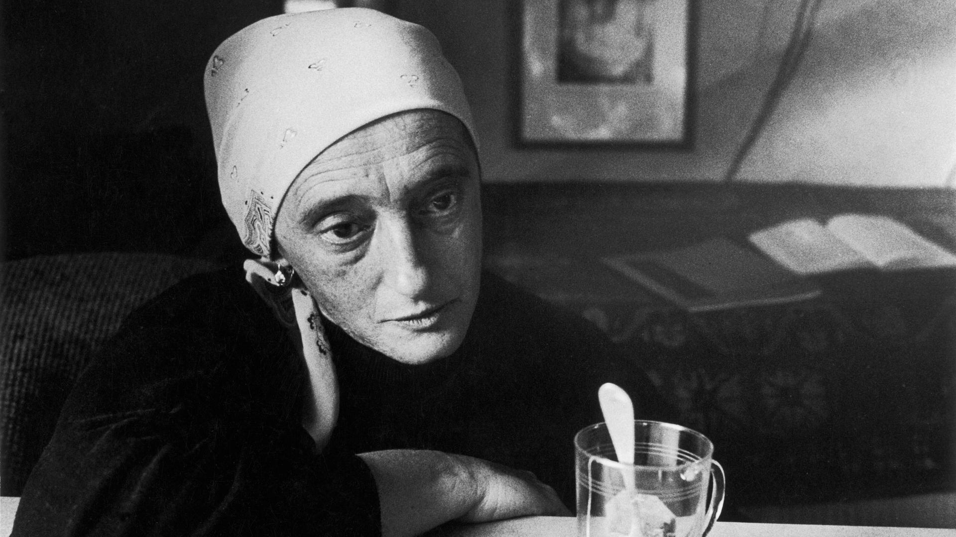 Ein Schwarzweißfoto aus dem Jahr 1959 zeigt die österreichische Schriftstellerin Christine Lavant 