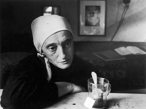 Ein Schwarzweißfoto aus dem Jahr 1959 zeigt die österreichische Schriftstellerin Christine Lavant 