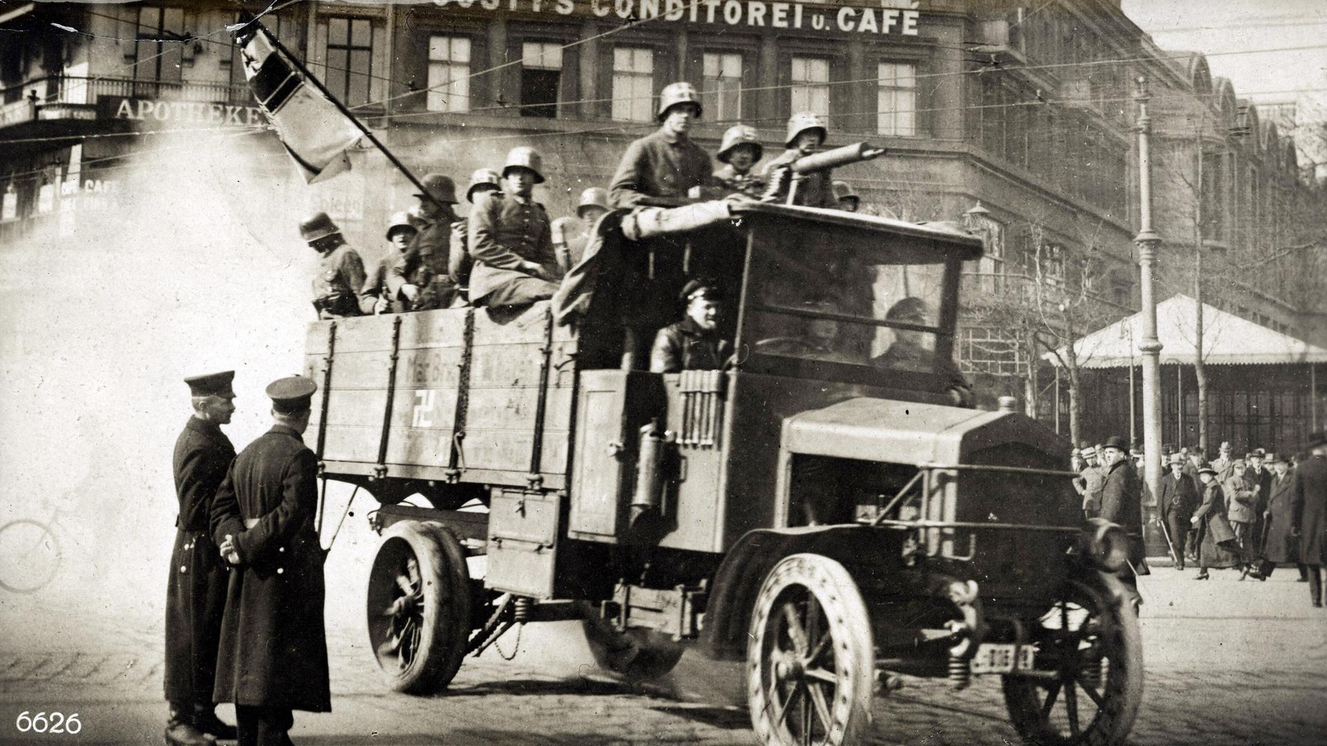Kapp-Putsch 1920: Bewaffnete und uniformierte Männer fahren auf einem LKW durch Berlin. 