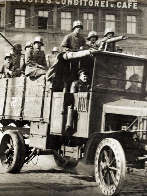 Kapp-Putsch 1920: Bewaffnete und uniformierte Männer fahren auf einem LKW durch Berlin. 