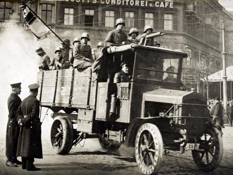 Kapp-Putsch 1920: Bewaffnete und uniformierte Männer fahren auf einem LKW durch Berlin. 