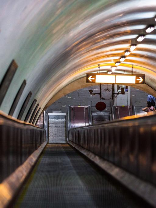 Die leere Metro mit Rolltreppe in Tbilissi, Georgien 
