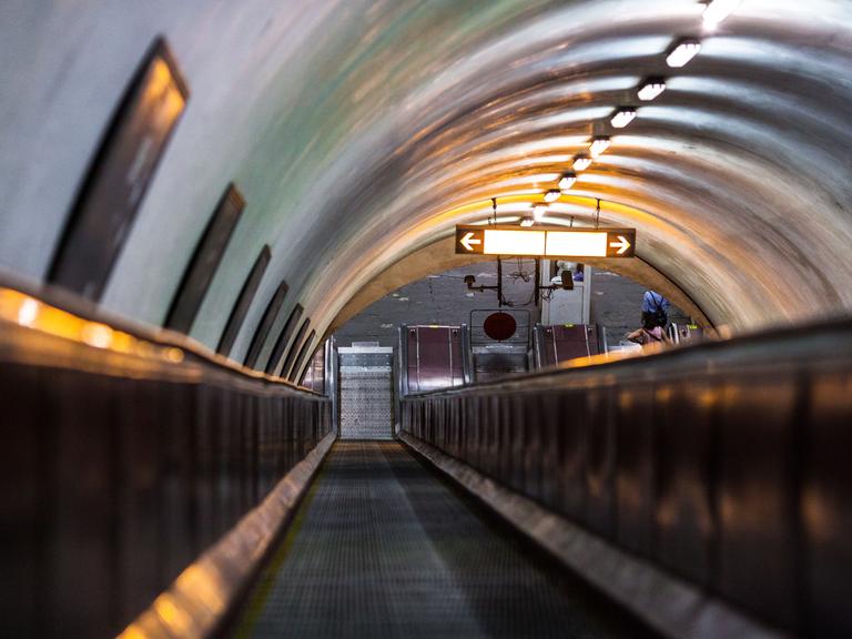 Die leere Metro mit Rolltreppe in Tbilissi, Georgien 
