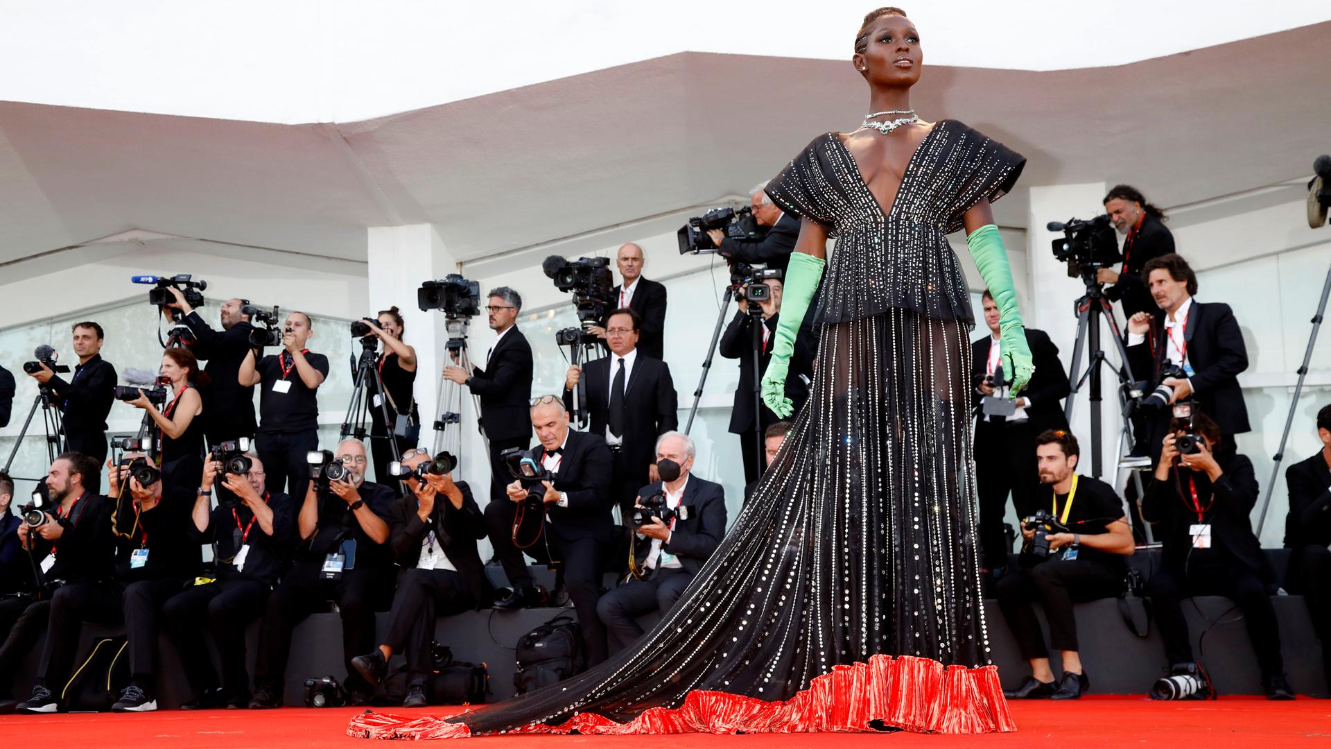 Die Schauspielerin Jodie Turner-Smith wird fotografiert. Die Schauspielerin Jodie Turner-Smith wird fotografiert.