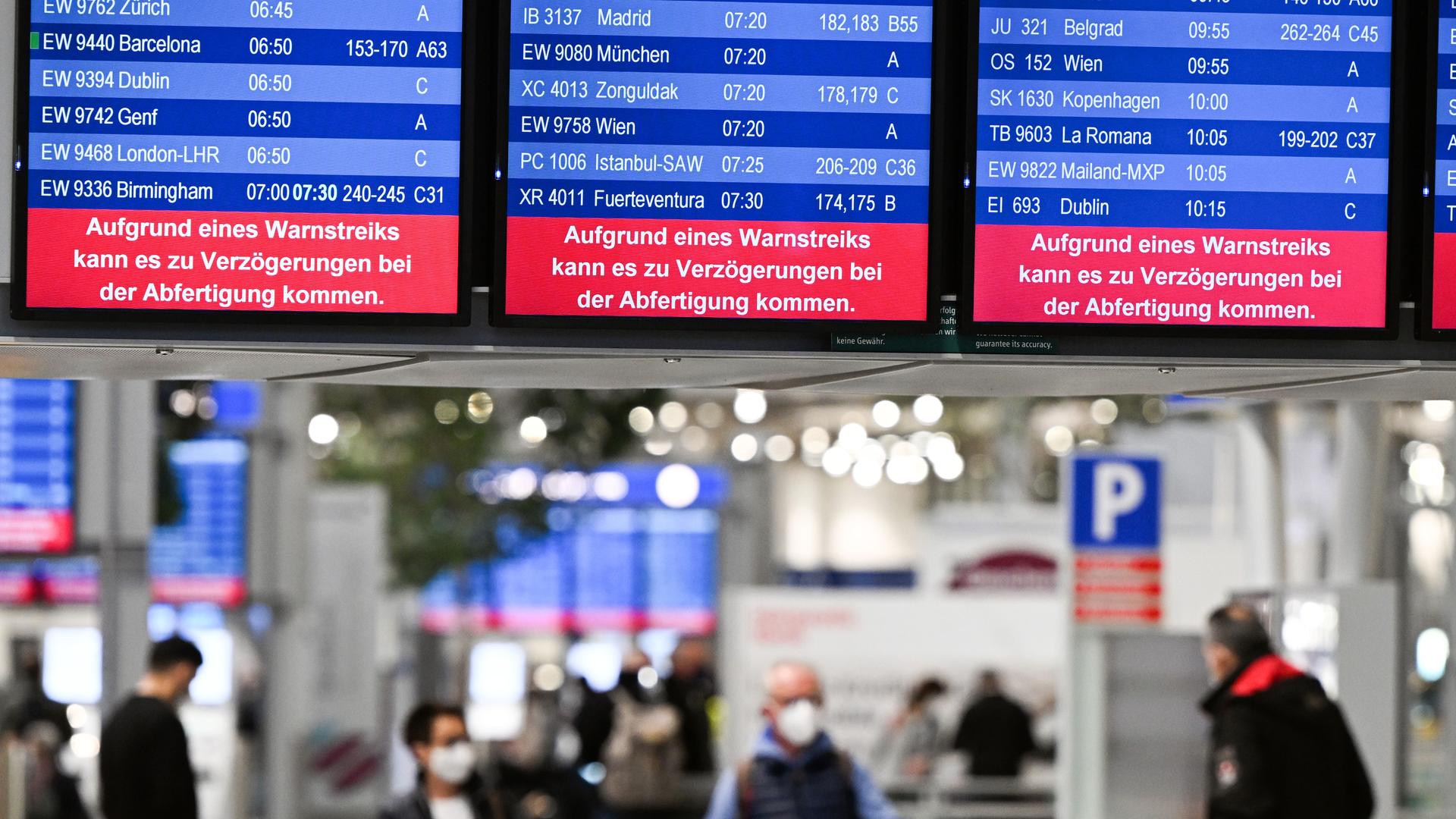 Auf Bildschirmen am Flughafen Düsseldorf wird auf den Streik des Sicherheitspersonals in der Fluggastkontrolle hingewiesen. Auf Bildschirmen am Flughafen Düsseldorf wird auf den Streik des Sicherheitspersonals in der Fluggastkontrolle hingewiesen.