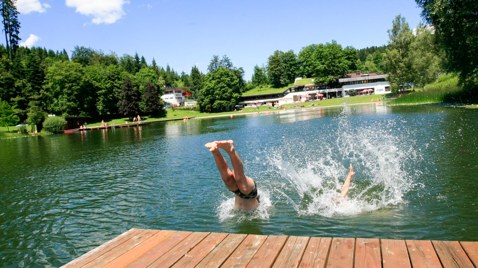 Kinder springen in das Wasser während der Hitzewelle im Strandbad Kirchbichl. Kinder springen in das Wasser während der Hitzewelle im Strandbad Kirchbichl.
