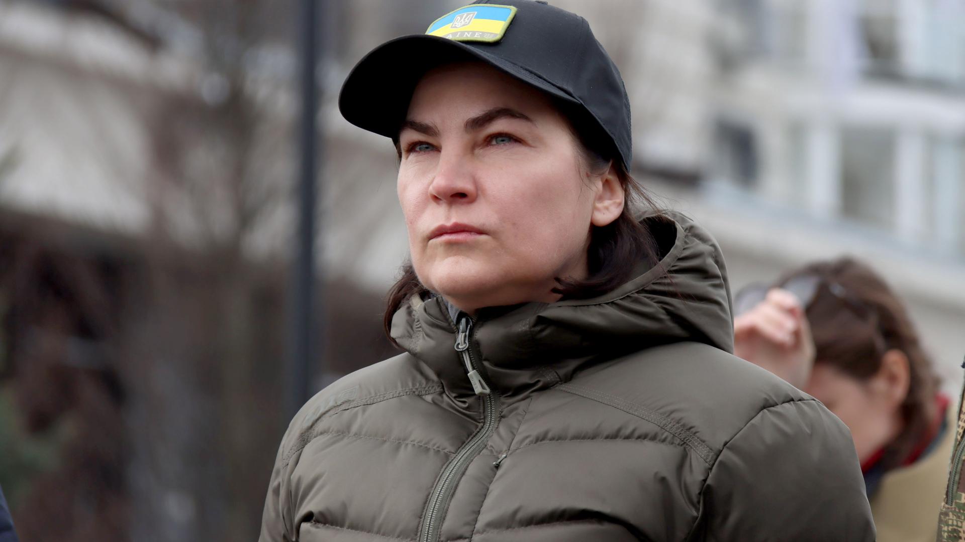 Iryna Wenediktowa, Generalstaatsanwältin der Ukraine, beantwortet die Fragen von Reportern während einer vom Innenministerium organisierten Pressetour für ukrainische und ausländische Medien in Butscha. Iryna Wenediktowa, Generalstaatsanwältin der Ukraine, beantwortet die Fragen von Reportern während einer vom Innenministerium organisierten Pressetour für ukrainische und ausländische Medien in Butscha.