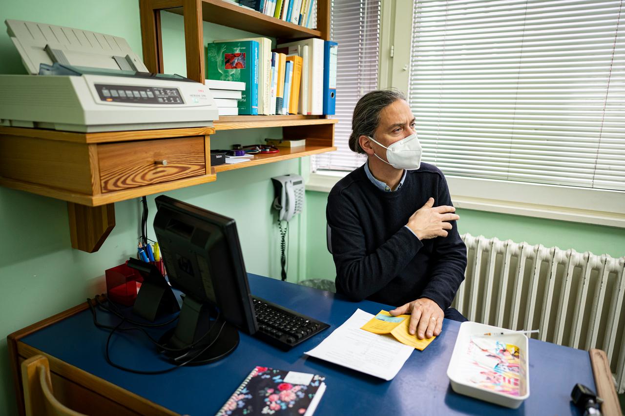 Dr. Jakob Maske, Bundespressesprecher des Berufsverbands der Kinder- und Jugendärzte, sitzt in seiner Praxis. Dr. Jakob Maske, Bundespressesprecher des Berufsverbands der Kinder- und Jugendärzte, sitzt in seiner Praxis.