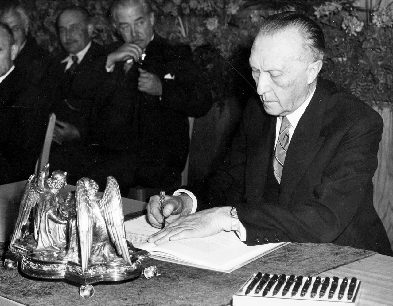Konrad Adenauer bei der Unterzeichnung des Grundgesetzes am 23. Mai 1949 Konrad Adenauer bei der Unterzeichnung des Grundgesetzes am 23. Mai 1949
