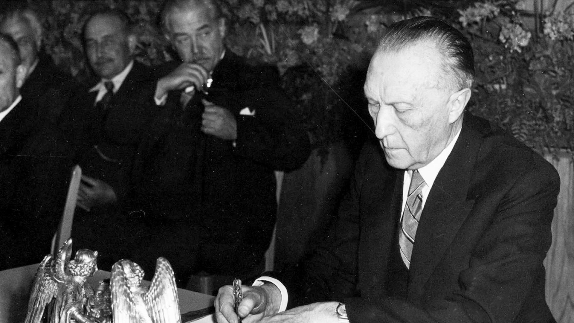 Konrad Adenauer unterschreibt das Grund-Gesetz am 23. Mai 1949.