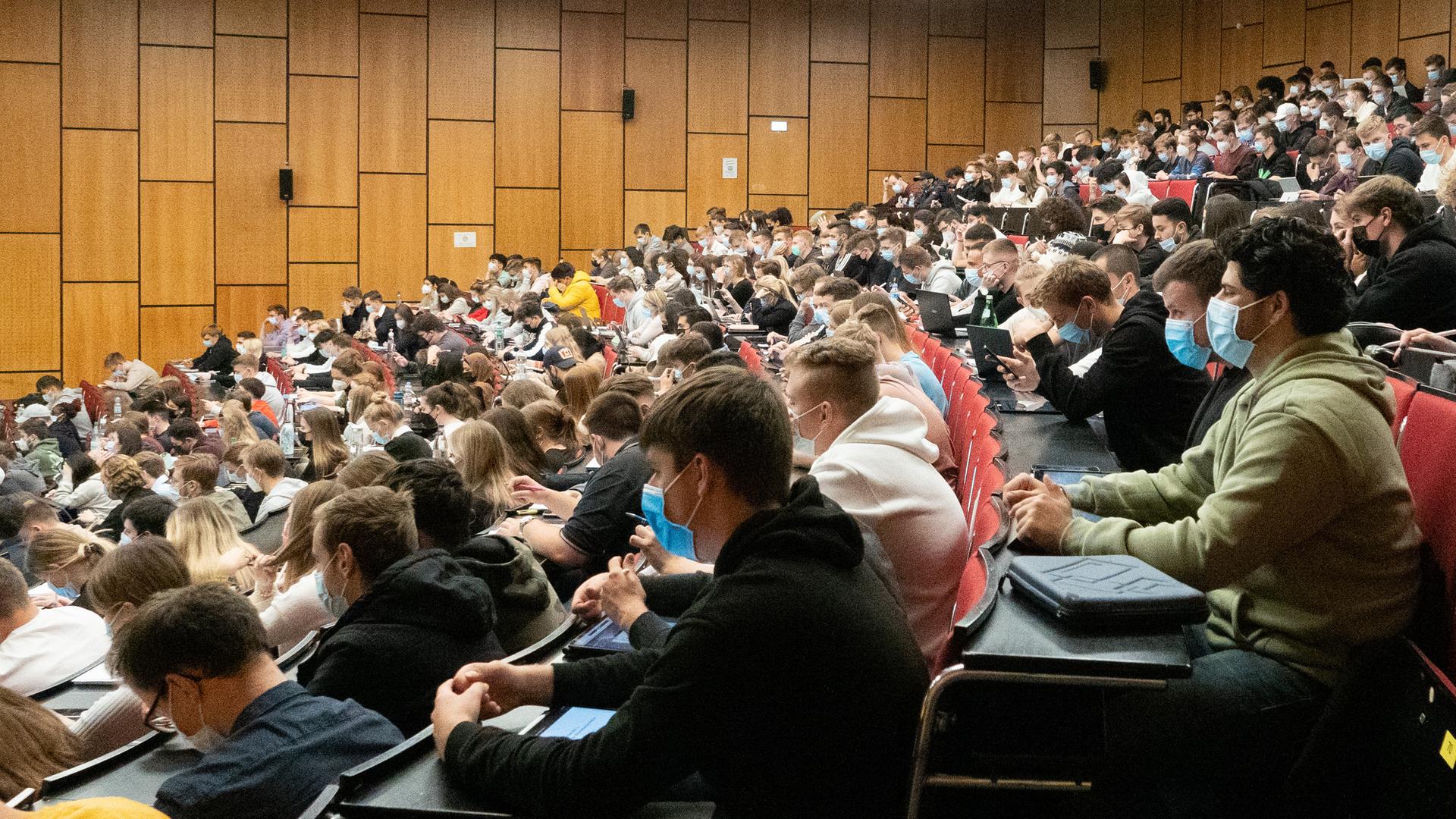 Blick in einen Hörsaal bei Vorlesungsbeginn in der Uni Hannover