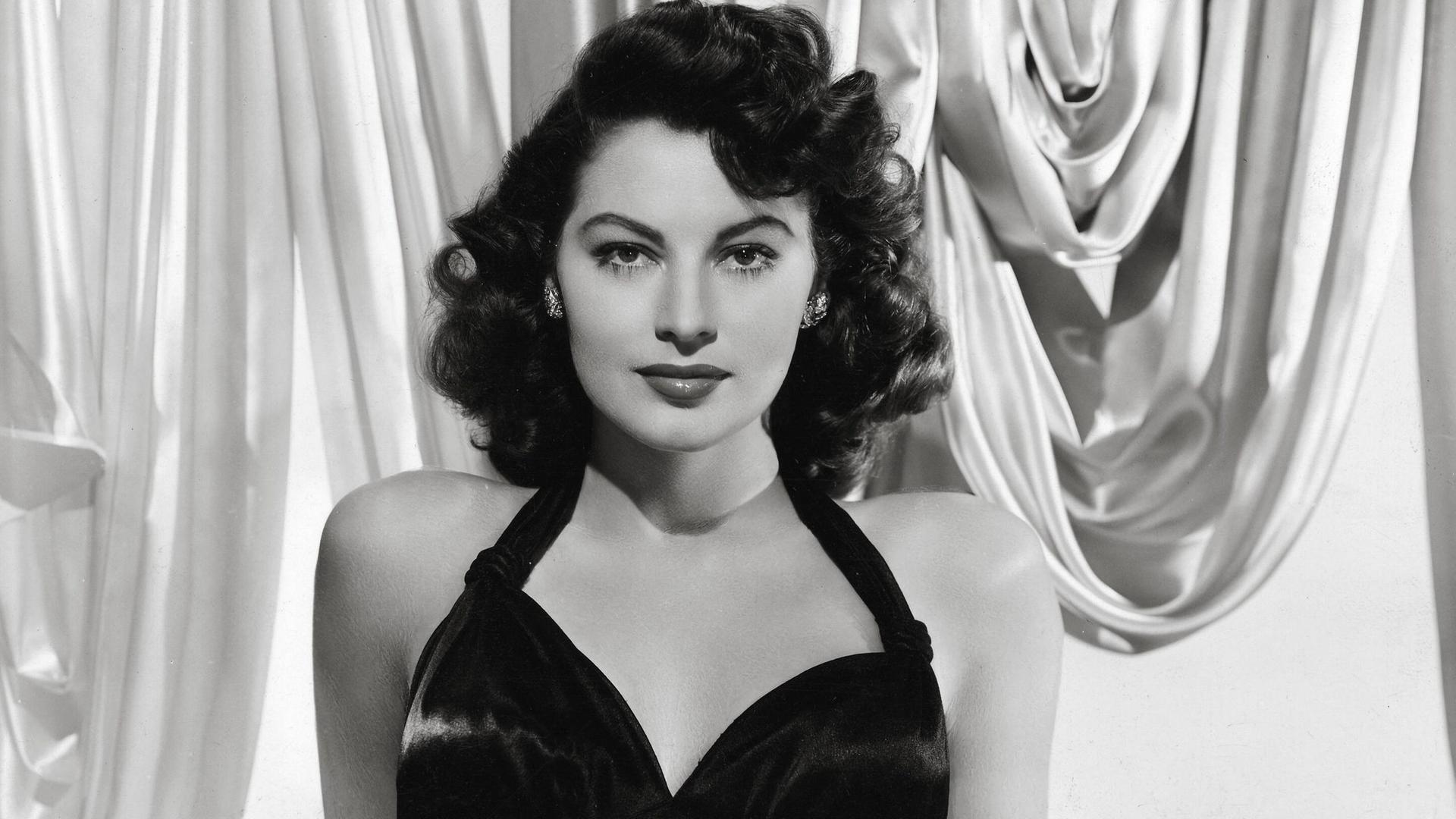 Die Schauspielerin Ava Gardner posiert in einem ärmellosen Abendkleid, Aufnahme circa 1945 Die Schauspielerin Ava Gardner posiert in einem ärmellosen Abendkleid, Aufnahme circa 1945
