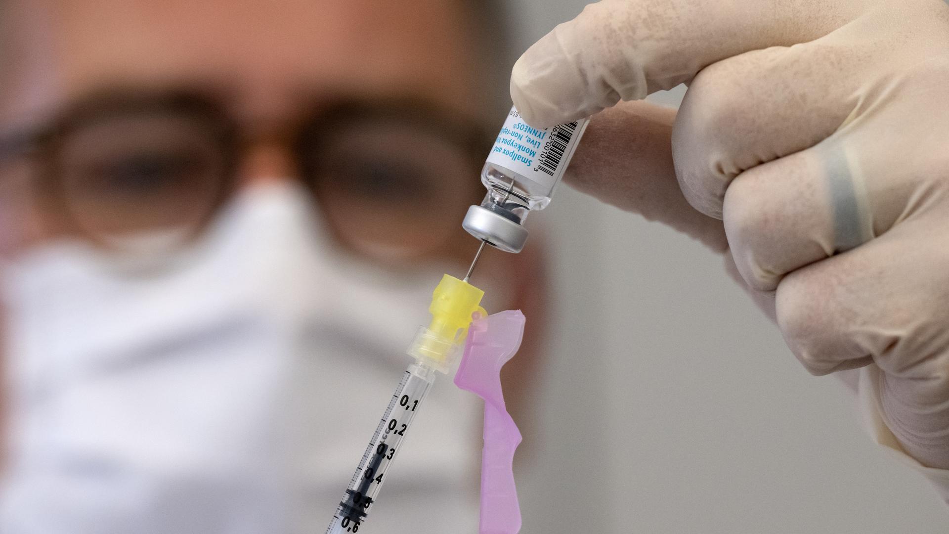 Ein Mitarbeiter bereitet im Klinikum rechts der Isar eine Spritze mit dem Impfstoff gegen Affenpocken vor Ein Mitarbeiter bereitet im Klinikum rechts der Isar eine Spritze mit dem Impfstoff gegen Affenpocken vor