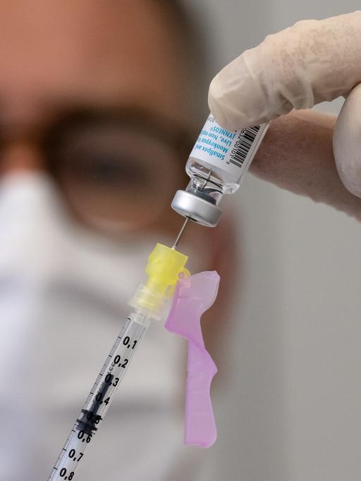 Ein Mitarbeiter bereitet im Klinikum rechts der Isar eine Spritze mit dem Impfstoff gegen Affenpocken vor